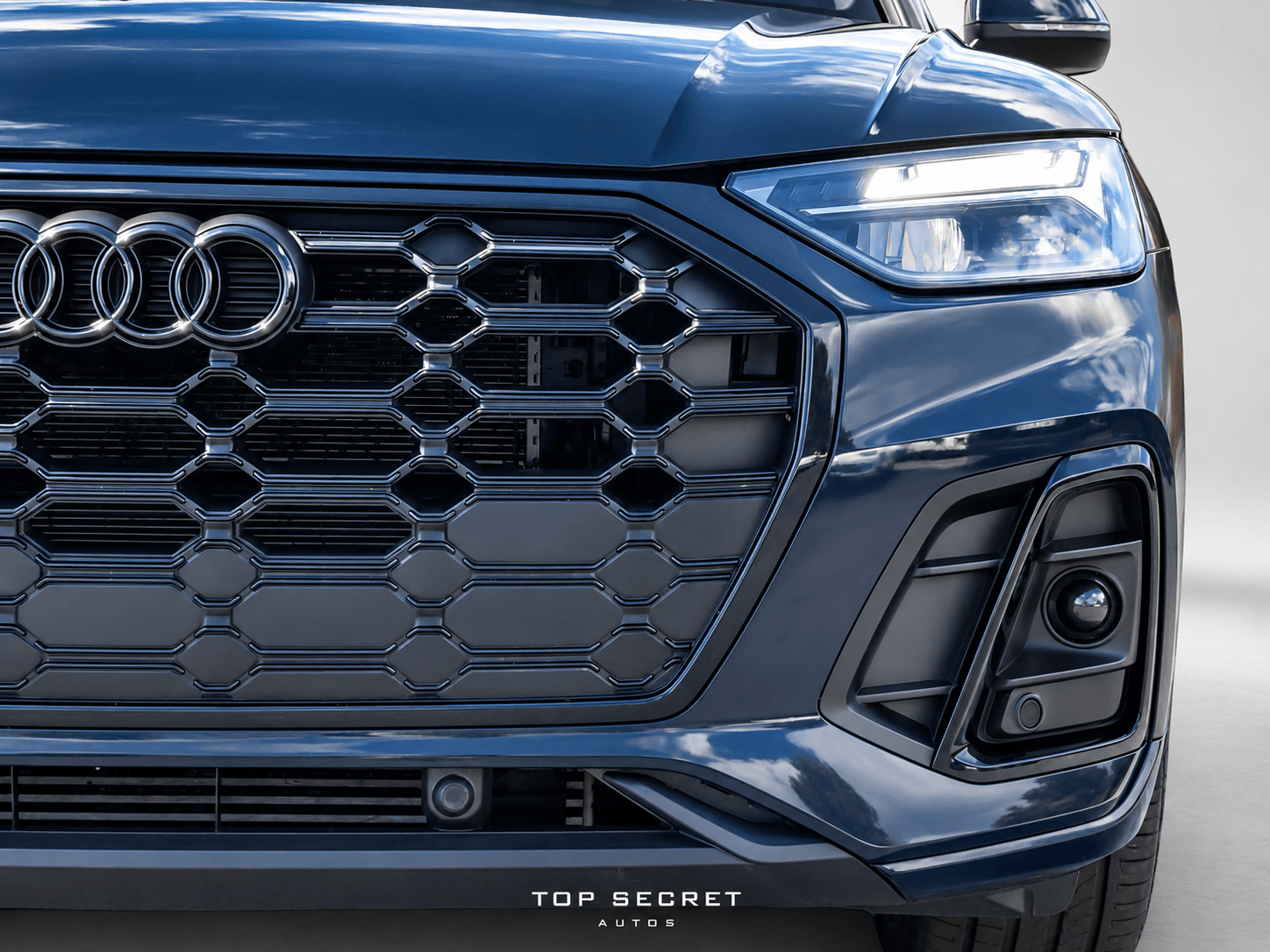 Audi Q5 55 TFSI e quattro S line 2023, parrilla y faros LED