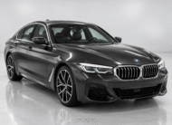 BMW 545e xDrive M Sport 2022 gris, frontal tres cuartos