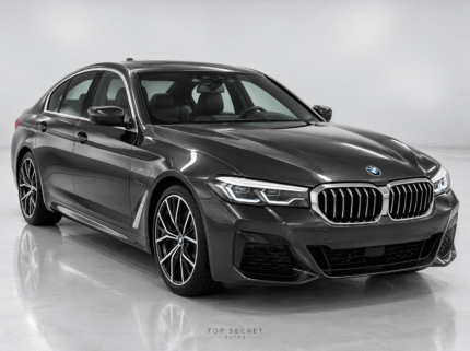BMW 545e xDrive M Sport 2022 gris, frontal tres cuartos