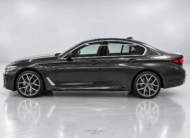 BMW 545e xDrive M Sport 2022, vista lateral