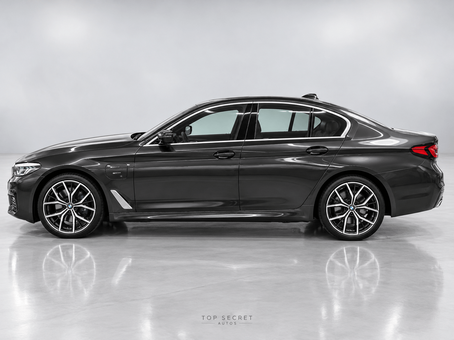 BMW 545e xDrive M Sport 2022, vista lateral