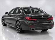 BMW 545e xDrive M Sport 2022, trasera tres cuartos