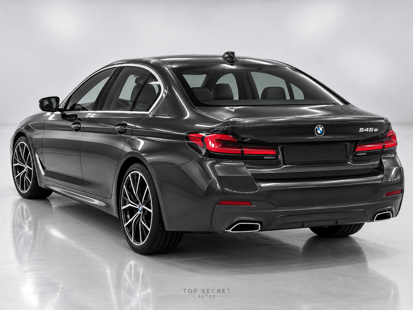 BMW 545e xDrive M Sport 2022, trasera tres cuartos
