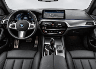 BMW 545e xDrive M Sport 2022, salpicadero y pantalla central