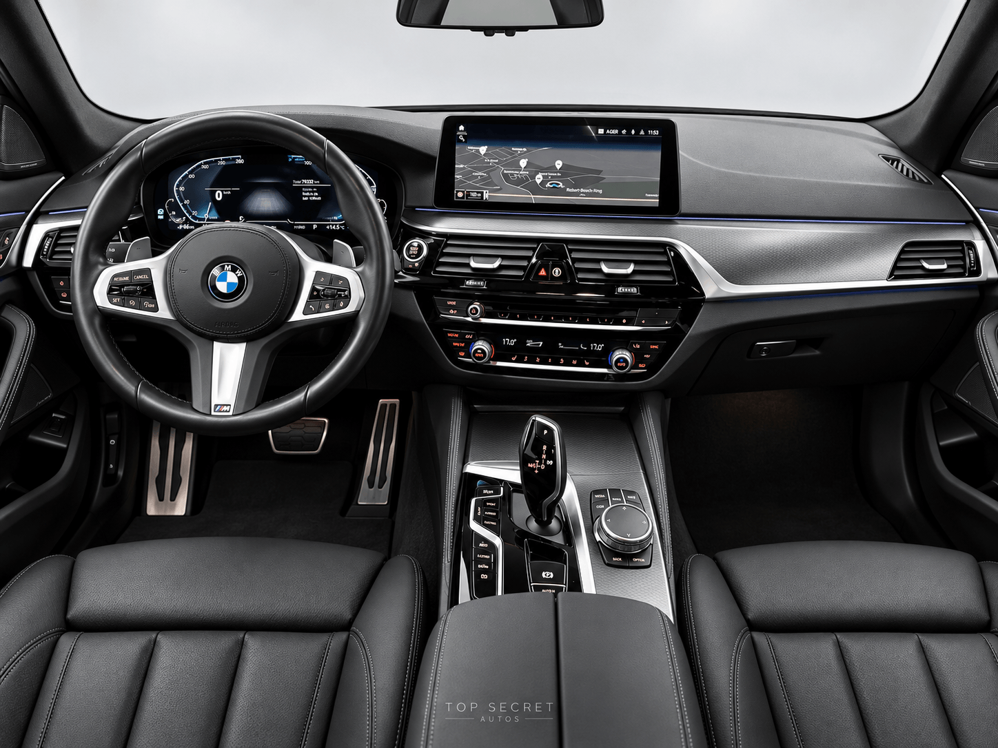 BMW 545e xDrive M Sport 2022, salpicadero y pantalla central