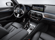 BMW 545e xDrive M Sport 2022, interior en piel negra