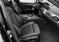BMW 545e xDrive M Sport 2022, asientos deportivos delanteros