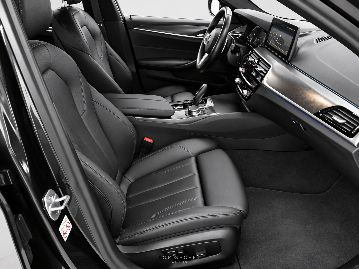 BMW 545e xDrive M Sport 2022, asientos deportivos delanteros