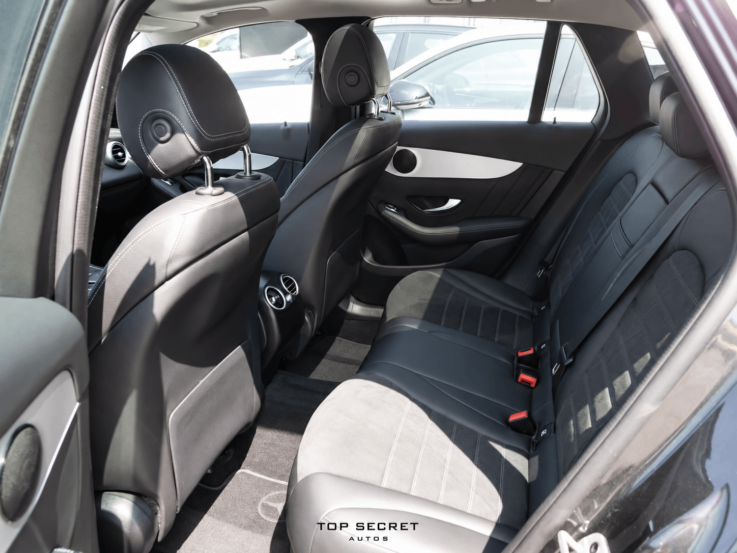 Mercedes-Benz GLC 300 de 4MATIC AMG Line 2021, asientos traseros
