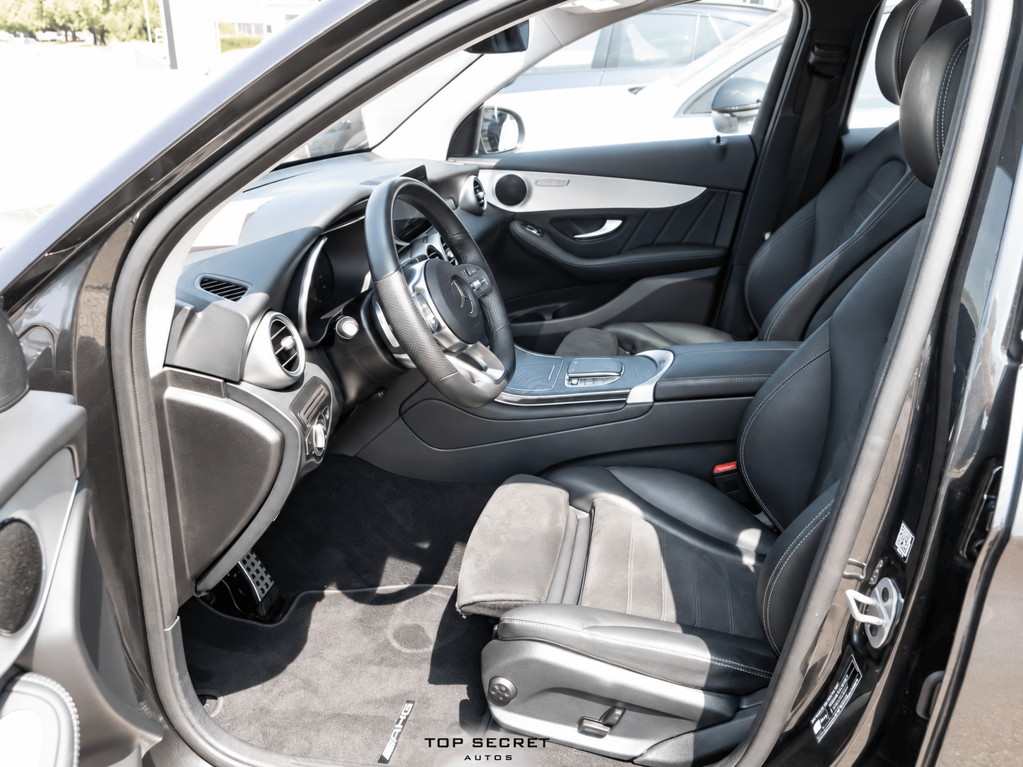 Mercedes-Benz GLC 300 de 4MATIC AMG Line 2021, asientos delanteros