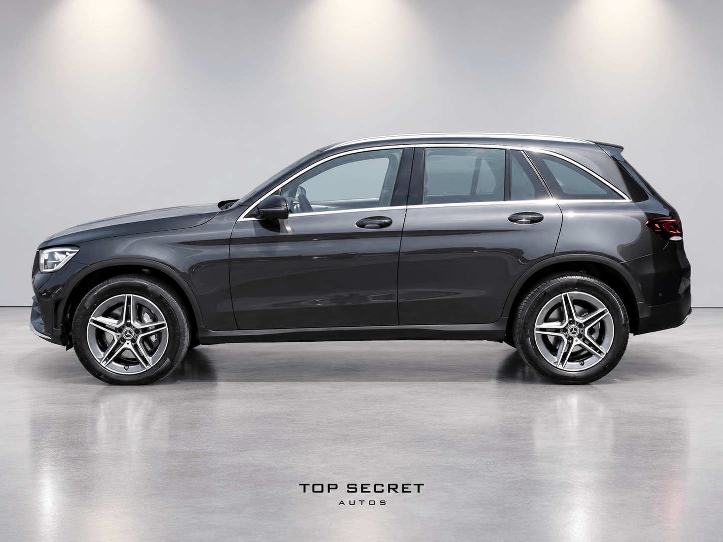 Mercedes-Benz GLC 300 de 4MATIC AMG Line 2021, vista lateral
