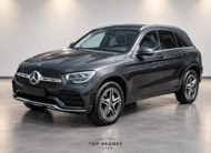 Mercedes-Benz GLC 300 de 4MATIC AMG Line 2021 gris grafito, frontal tres cuartos