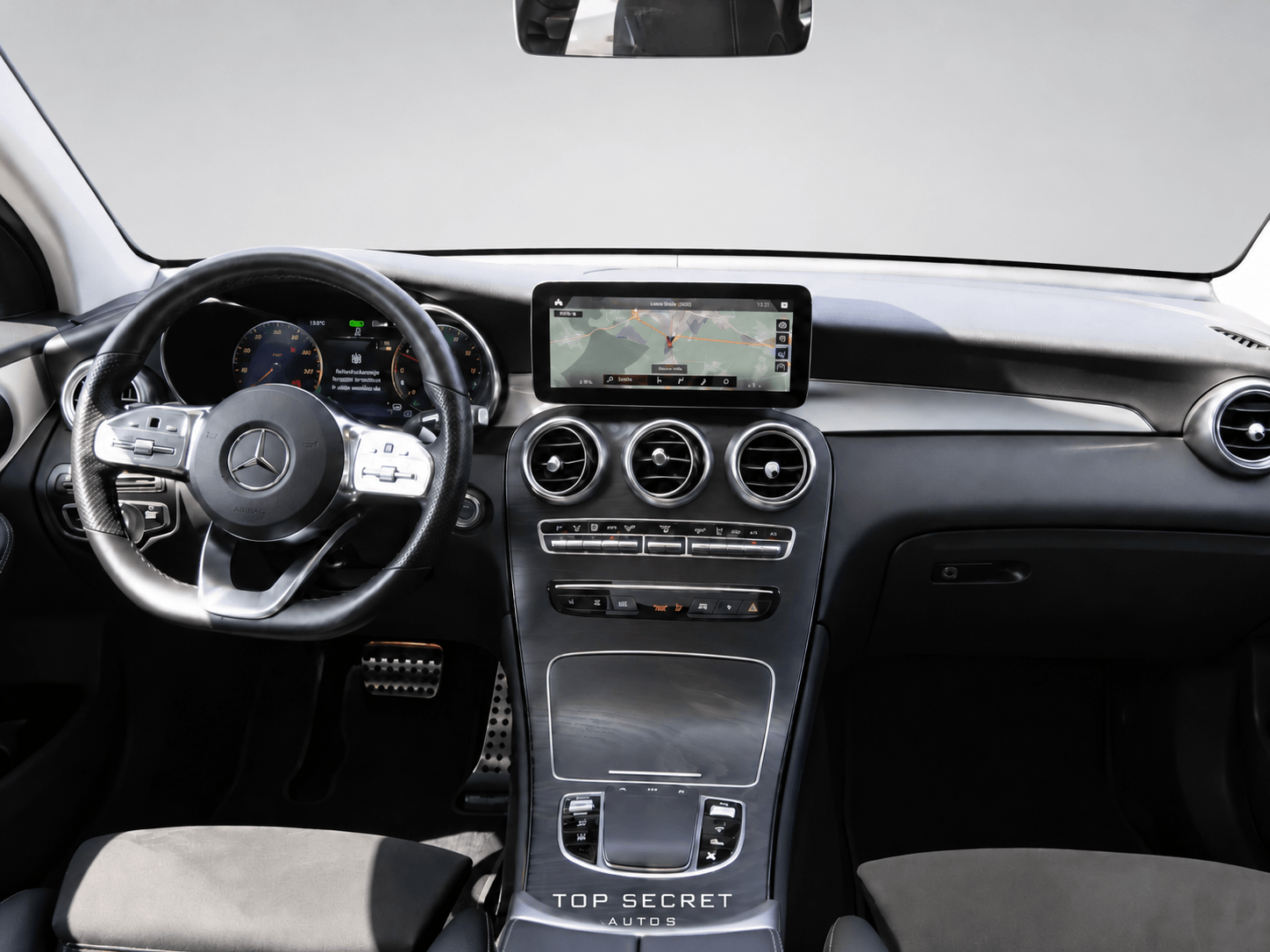 Mercedes-Benz GLC 300 de 4MATIC AMG Line 2021, salpicadero con MBUX
