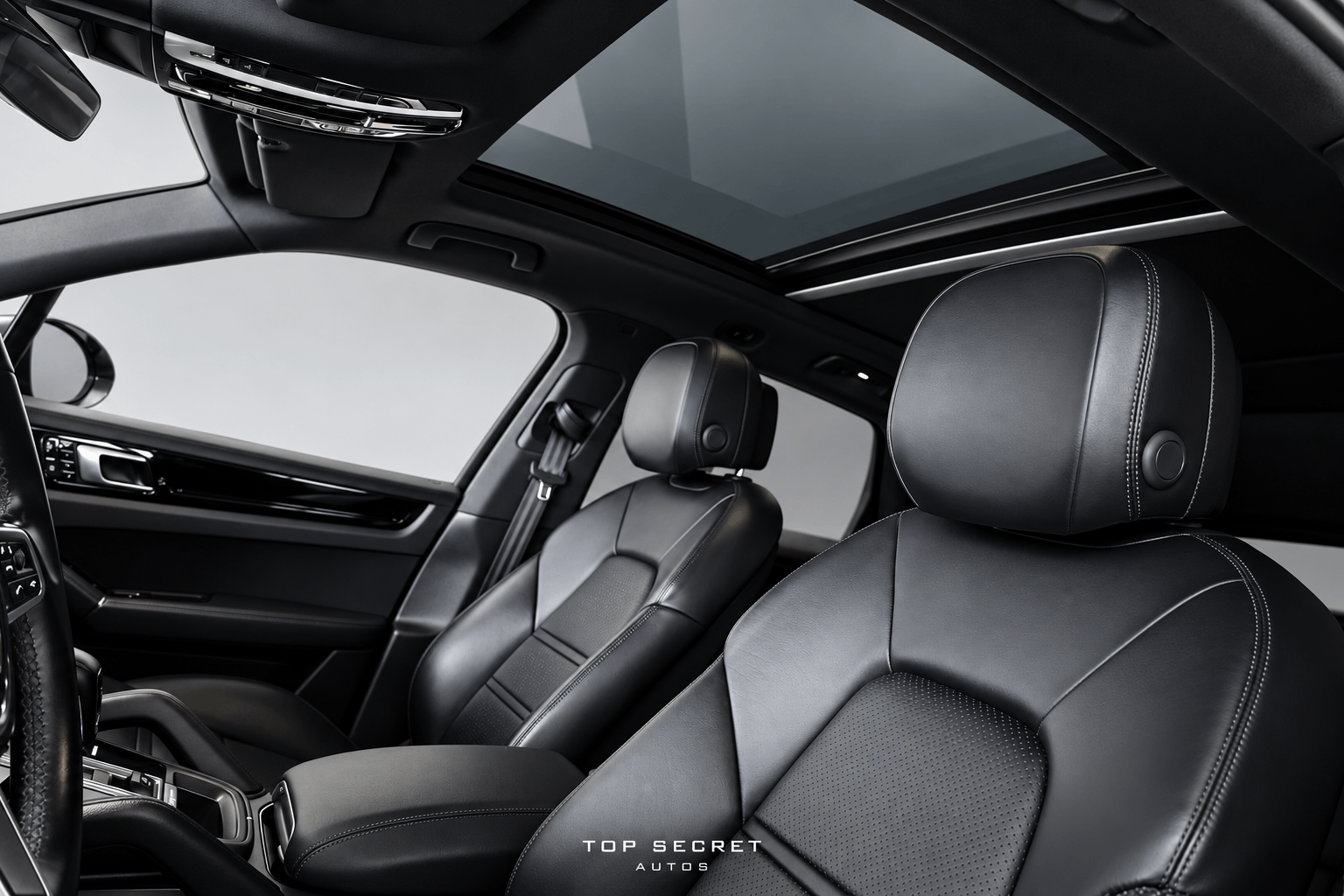 Porsche Cayenne E-Hybrid 2021 gris cuarzo, asientos delanteros y techo panorámico