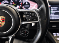 Porsche Cayenne E-Hybrid 2021 gris cuarzo, volante con selector de modos