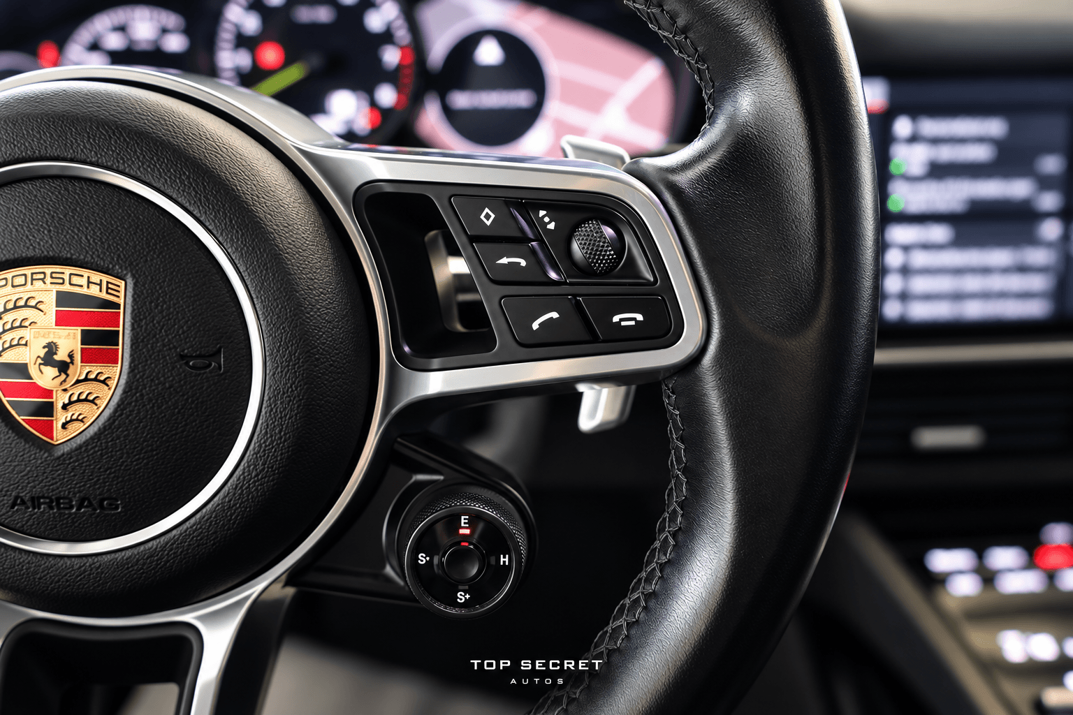 Porsche Cayenne E-Hybrid 2021 gris cuarzo, volante con selector de modos