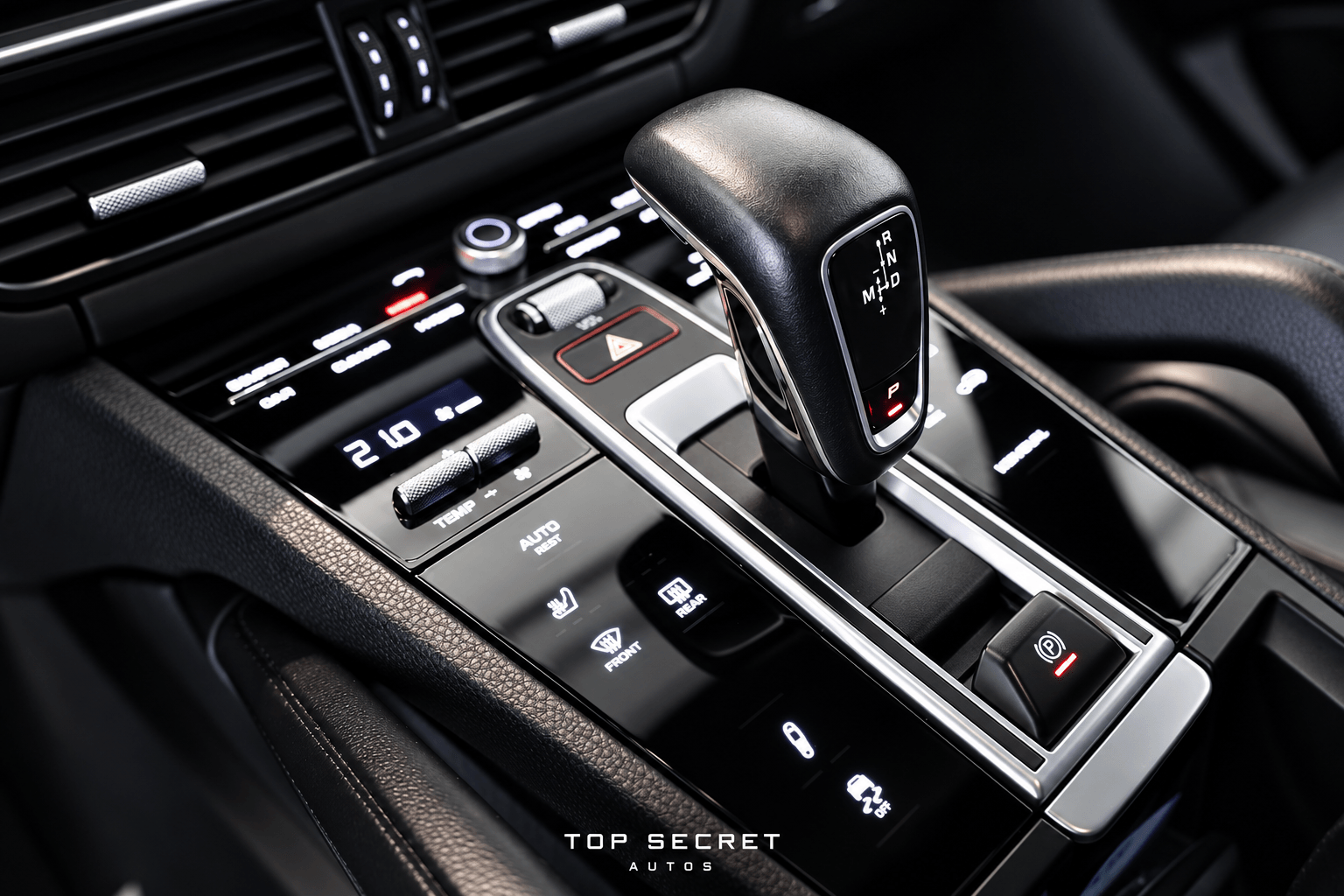 Porsche Cayenne E-Hybrid 2021 gris cuarzo, consola central y cambio