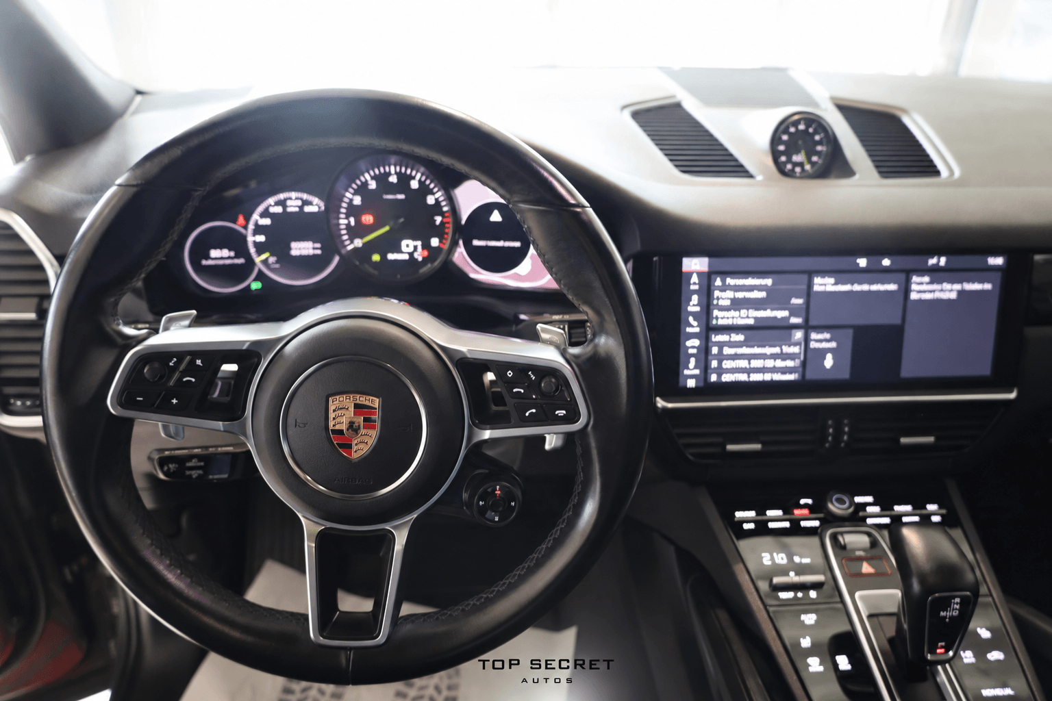 Porsche Cayenne E-Hybrid 2021 gris cuarzo, puesto de conducción