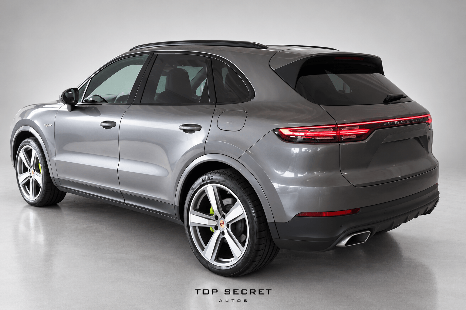 Porsche Cayenne E-Hybrid 2021 gris cuarzo, trasera tres cuartos