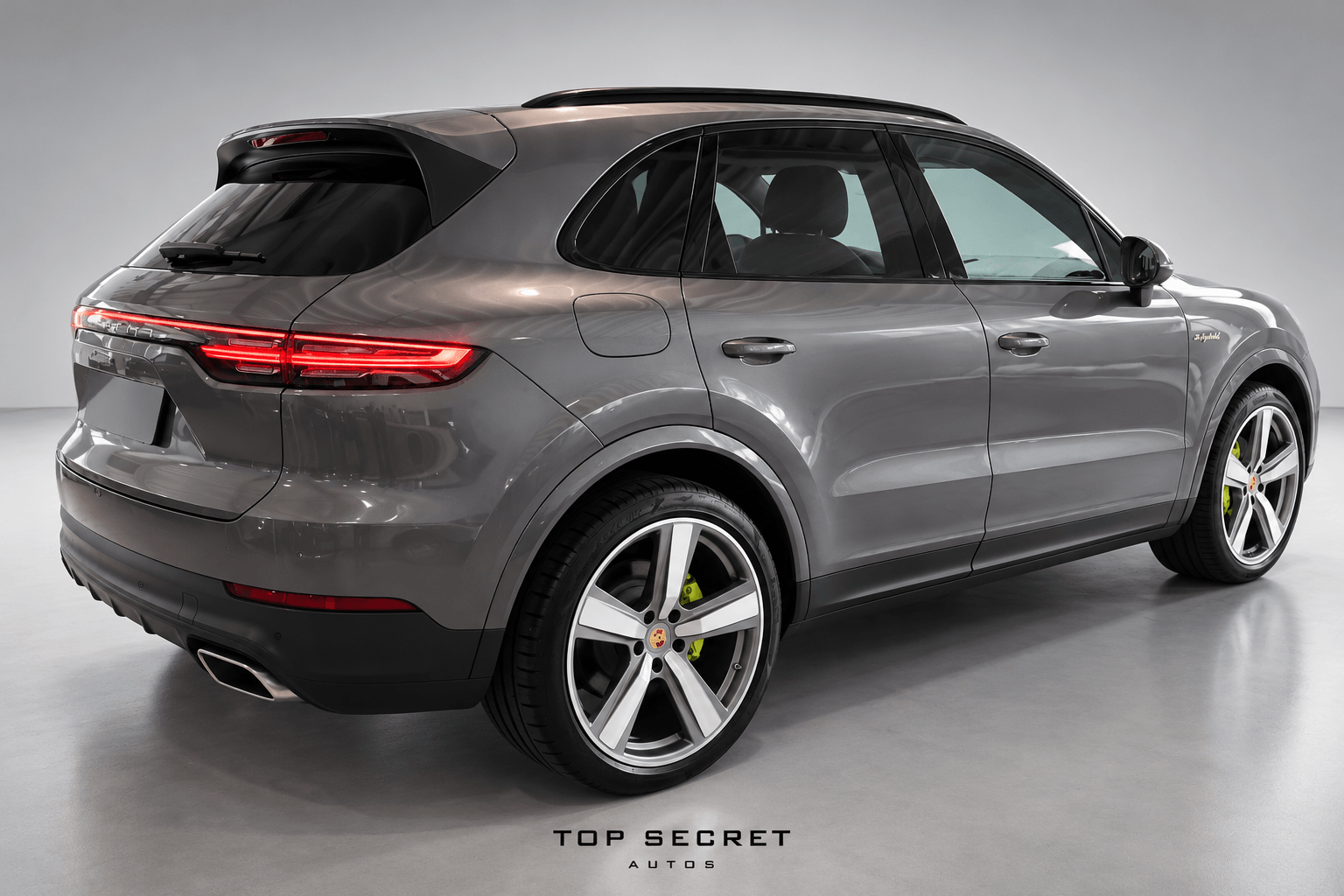 Porsche Cayenne E-Hybrid 2021 gris cuarzo, trasera