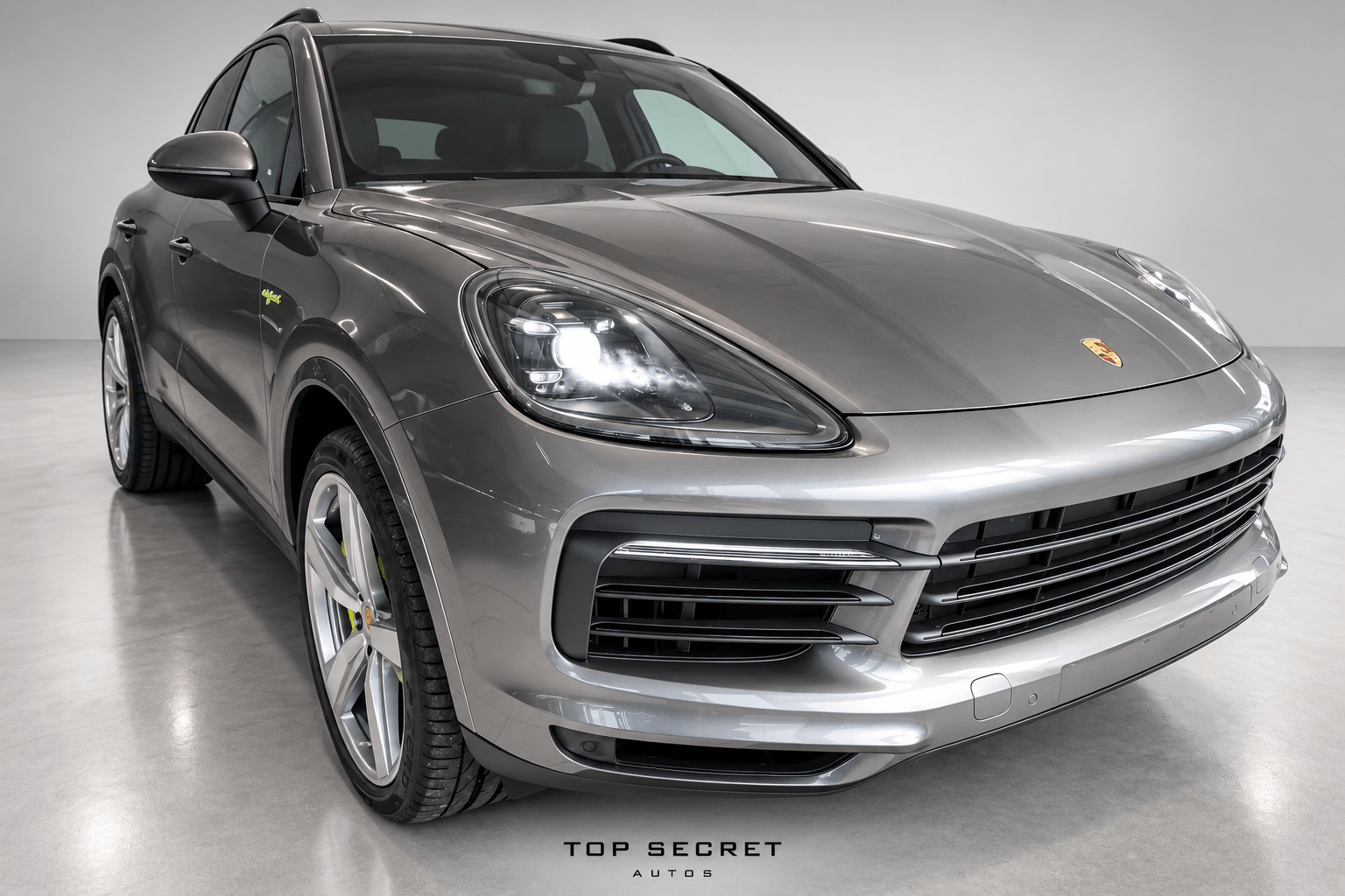 Porsche Cayenne E-Hybrid 2021 gris cuarzo, frontal y faros LED