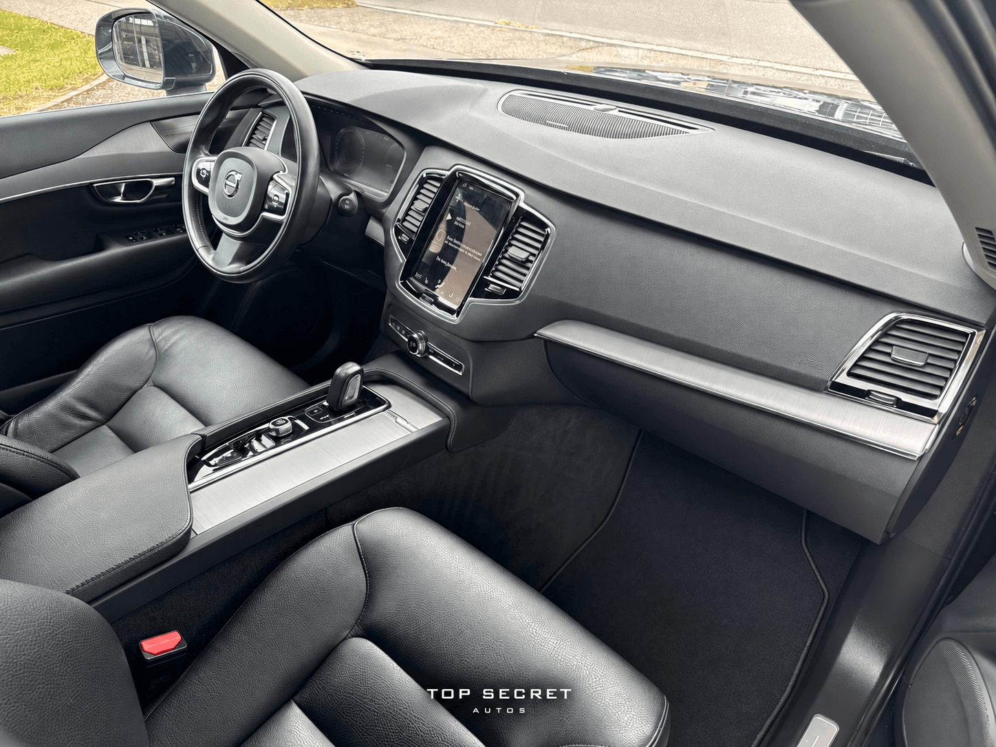 Volvo XC90 T8 Recharge 2021, interior en piel negra